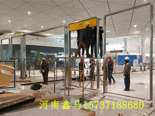 新鄭機(jī)場(chǎng)不銹鋼導(dǎo)識(shí)牌安裝現(xiàn)場(chǎng).jpg 新鄭機(jī)場(chǎng)不銹鋼導(dǎo)識(shí)牌安裝現(xiàn)場(chǎng).jpg