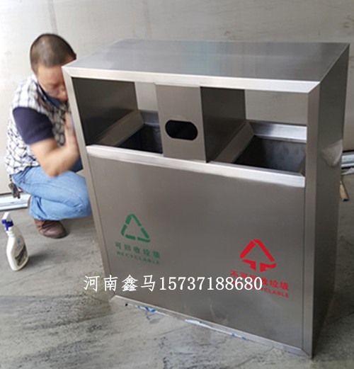 工作人員正在制作市政不銹鋼垃圾桶.jpg 工作人員正在制作市政不銹鋼垃圾桶.jpg