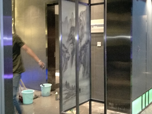 不銹鋼屏風(fēng)隔斷安裝.jpg 不銹鋼屏風(fēng)隔斷安裝.jpg