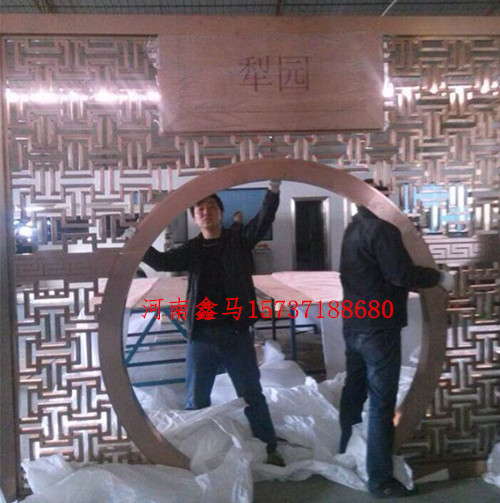 帝臨梨園不銹鋼屏風(fēng)現(xiàn)場安裝照片.jpg 帝臨梨園不銹鋼屏風(fēng)現(xiàn)場安裝照片.jpg