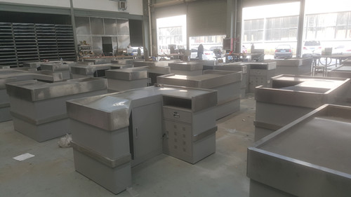 丹尼斯超市不銹鋼收銀臺(tái)制作現(xiàn)場(chǎng).jpg 丹尼斯超市不銹鋼收銀臺(tái)制作現(xiàn)場(chǎng).jpg