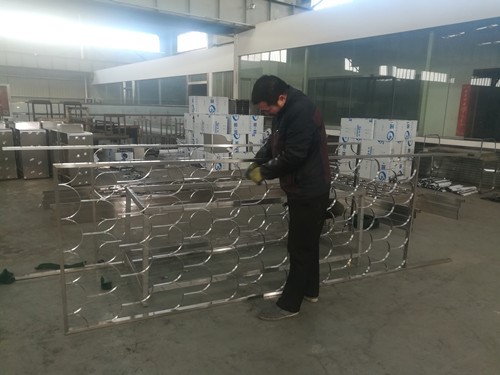 不銹鋼屏風(fēng)拉絲現(xiàn)場