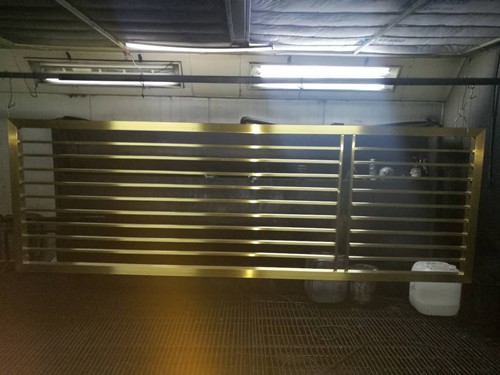 工人正在給不銹鋼屏風(fēng)做無指紋