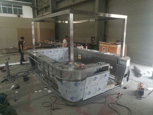 鄭州地鐵5號(hào)線第一臺(tái)不銹鋼崗?fù)S內(nèi)制作加工