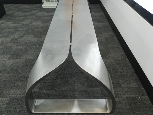 流線型不銹鋼長(zhǎng)椅側(cè)面