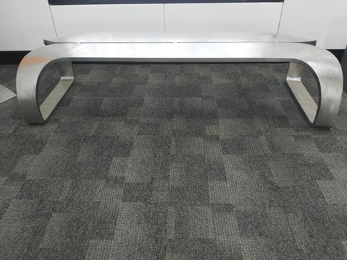 流線型不銹鋼長(zhǎng)椅正面