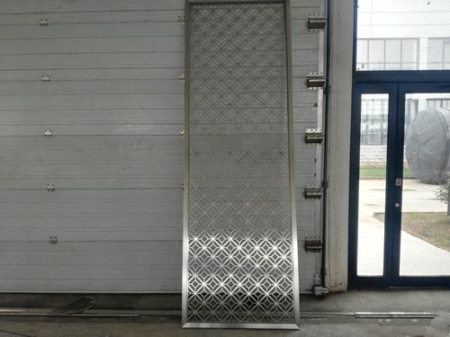 靠墻立放的菱形幻彩不銹鋼屏風(fēng)