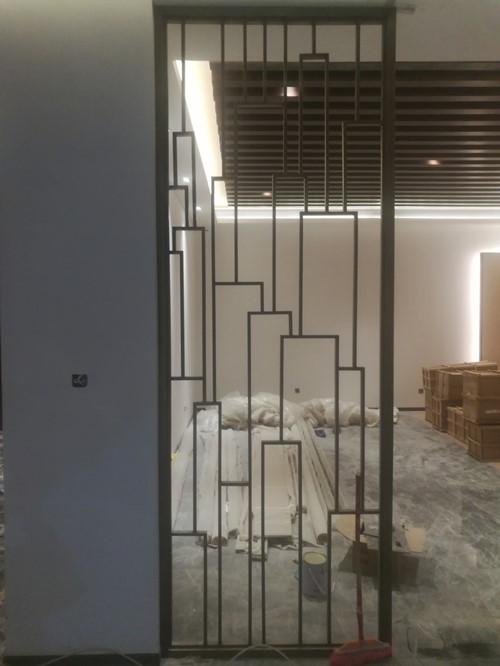 青古銅不銹鋼屏風(fēng)現(xiàn)場(chǎng)安裝照片